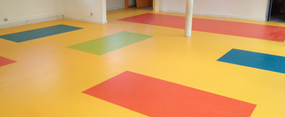 Pose de sol PVC spécial grand traffic, avec couleurs panachées dans une salle de classe d'une école vendéenne