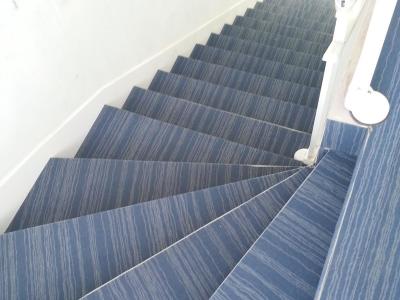 Habillage des marches d'escalier avec un revêtement textile (moquette)
