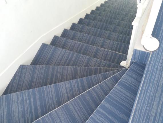 Habillage des marches d'escalier avec un revêtement textile (moquette)