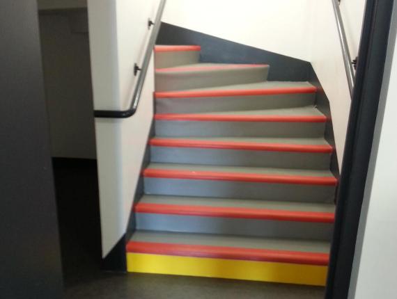 Habillage des marches d'escalier avec un revêtement pvc