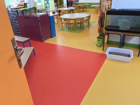 Sol PVC adapté au fort traffic, posé en couleurs panachées dans une salle de classe